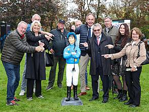 Enthüllung der Statue im Renndress von Liberty Racing - Besitzer des Siegers Fantastic Moon (154. Großer Preis von Baden)